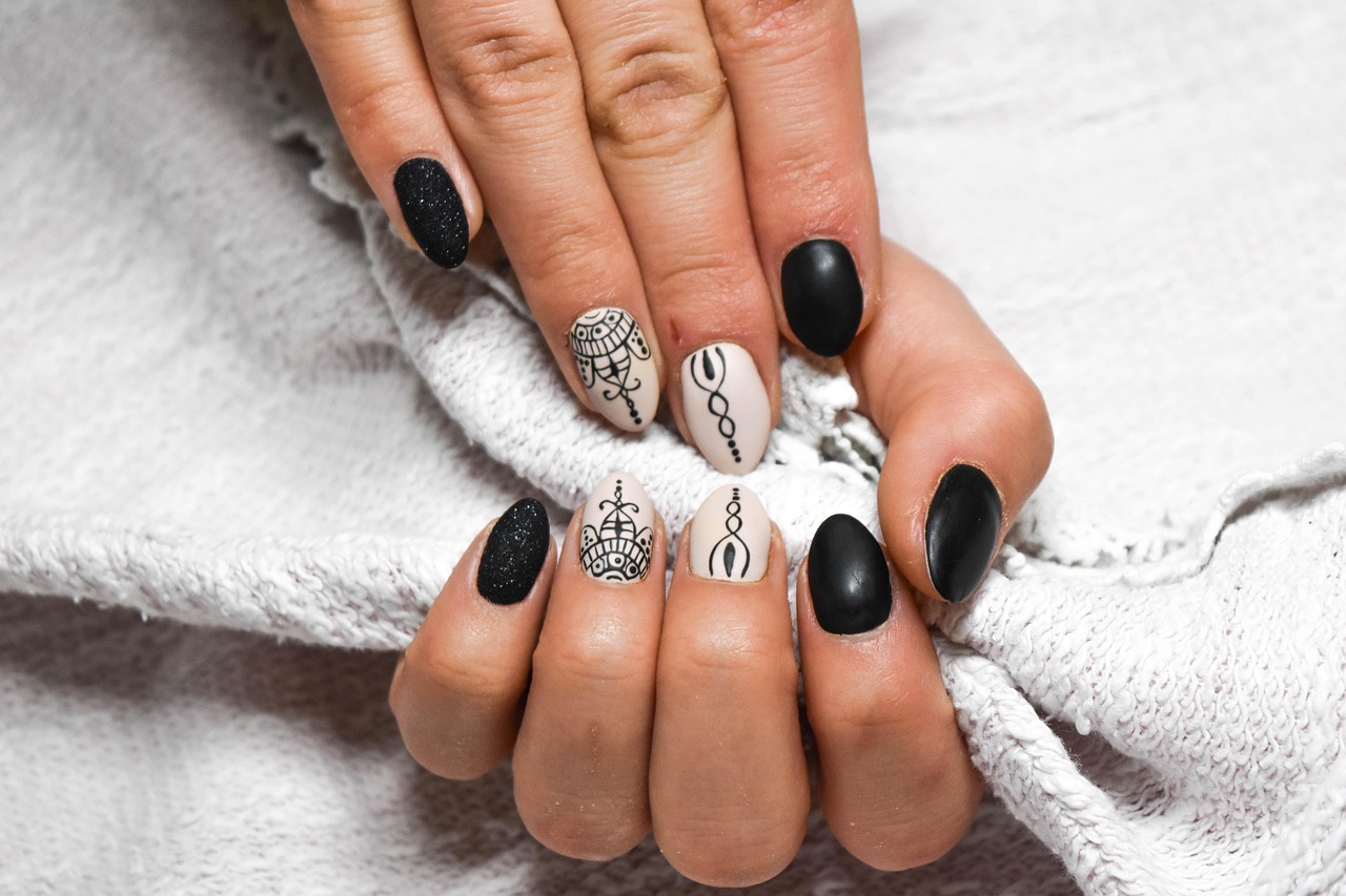 entdecken sie die verschiedenen nagelformen, die ihren stil und ihre persönlichkeit unterstreichen! von der klassischen mandelform bis zur trendy ballerina-nagelform – finden sie die perfekte form für ihre nägel und bringen sie ihre handpflege auf die nächste stufe.
