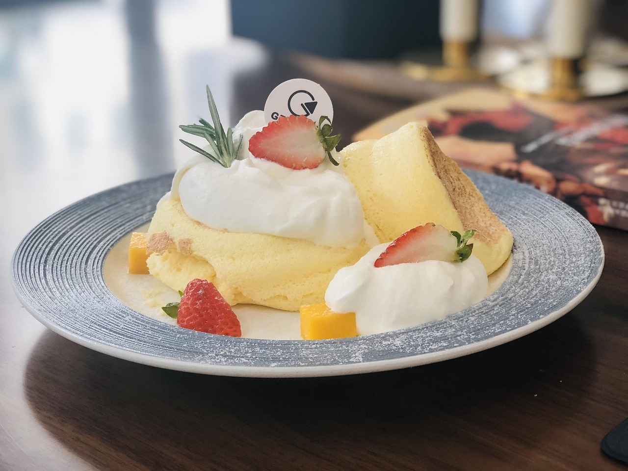 entdecken sie das geheimnis eines perfekten soufflés! unser rezept führt sie schritt für schritt zu einem luftigen und köstlichen genuss, der ihre gäste begeistern wird. ideal für besondere anlässe oder als luxuriöses dessert im alltag.